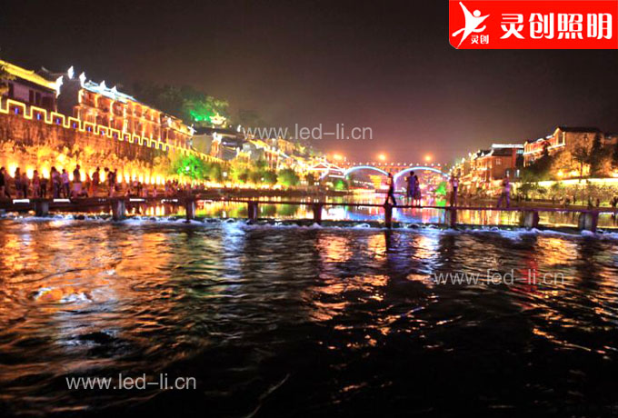 鳳凰古城(chéng)夜景亮化(huà)再添新景，把古城(chéng)亮化(huà)打造成夜鳳凰美(měi)景